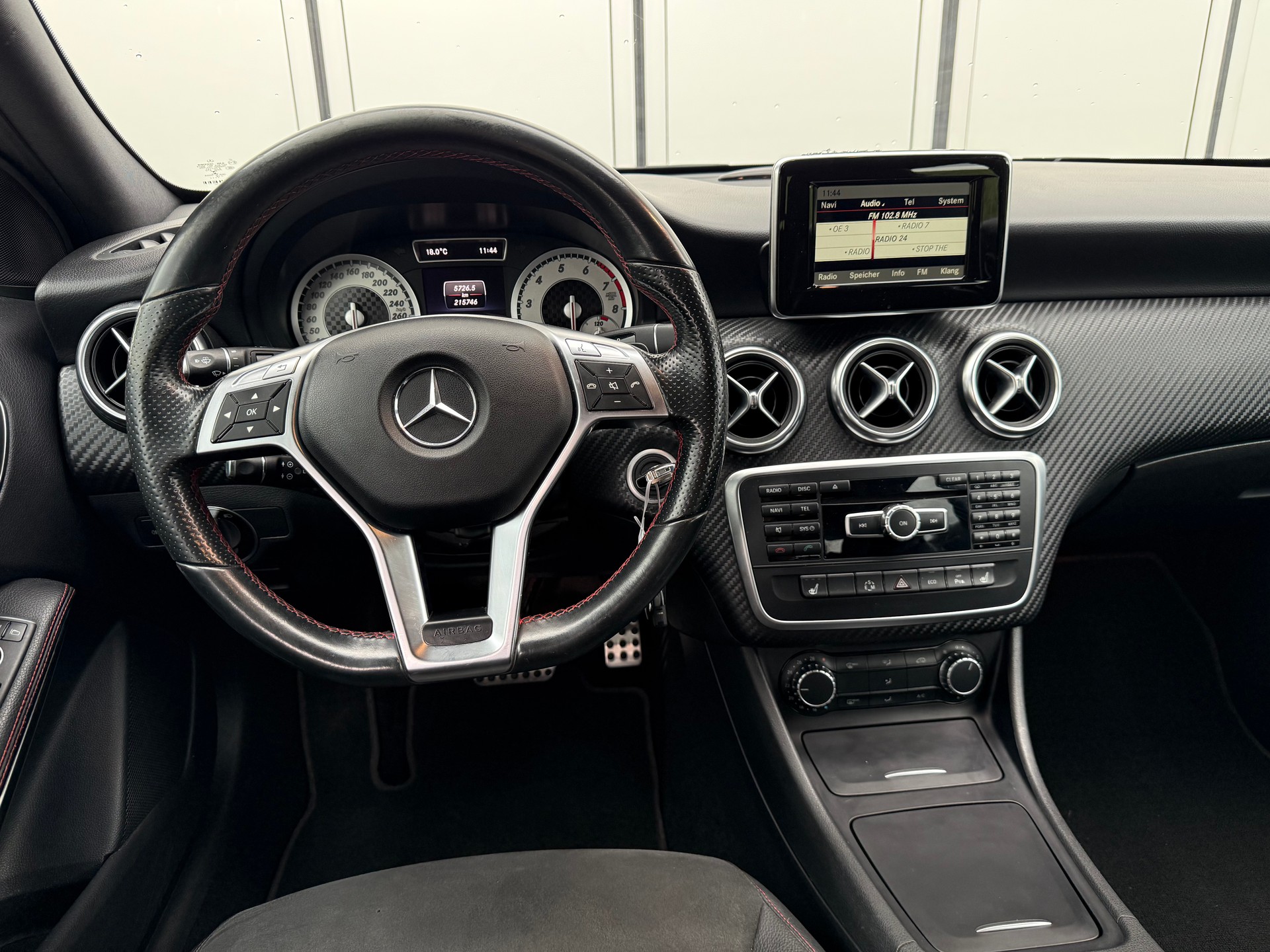 MERCEDES-BENZ A 250 AMG Line 4Matic 7G-DCT-image-6