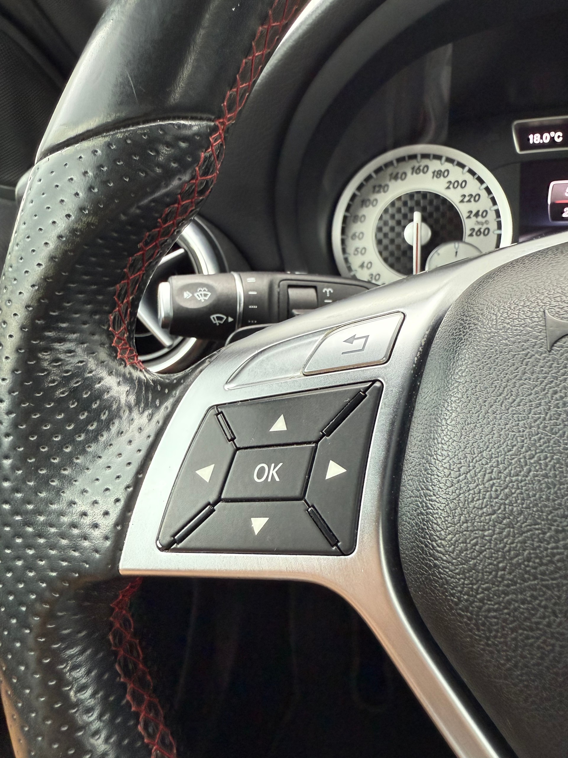 MERCEDES-BENZ A 250 AMG Line 4Matic 7G-DCT-image-10