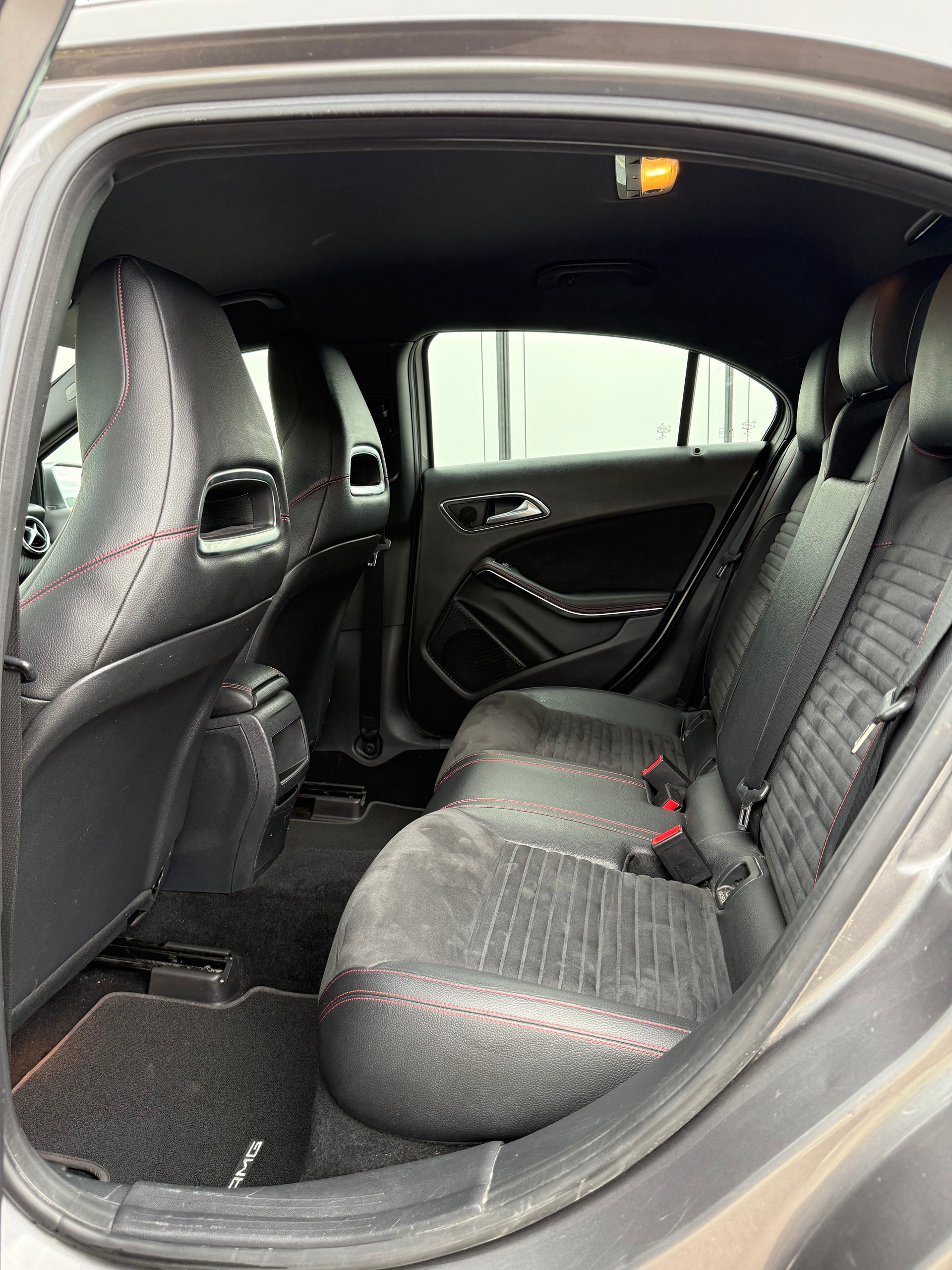 MERCEDES-BENZ A 250 AMG Line 4Matic 7G-DCT-image-13