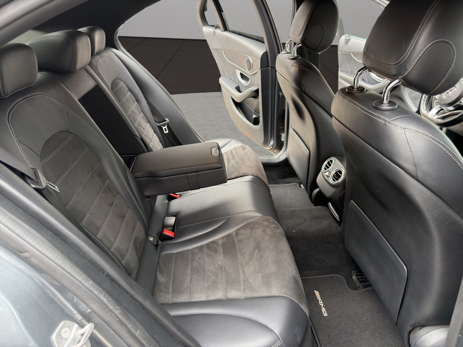 MERCEDES-BENZ C 180 BlueTEC AMG Line 9G-Tronic-image-17