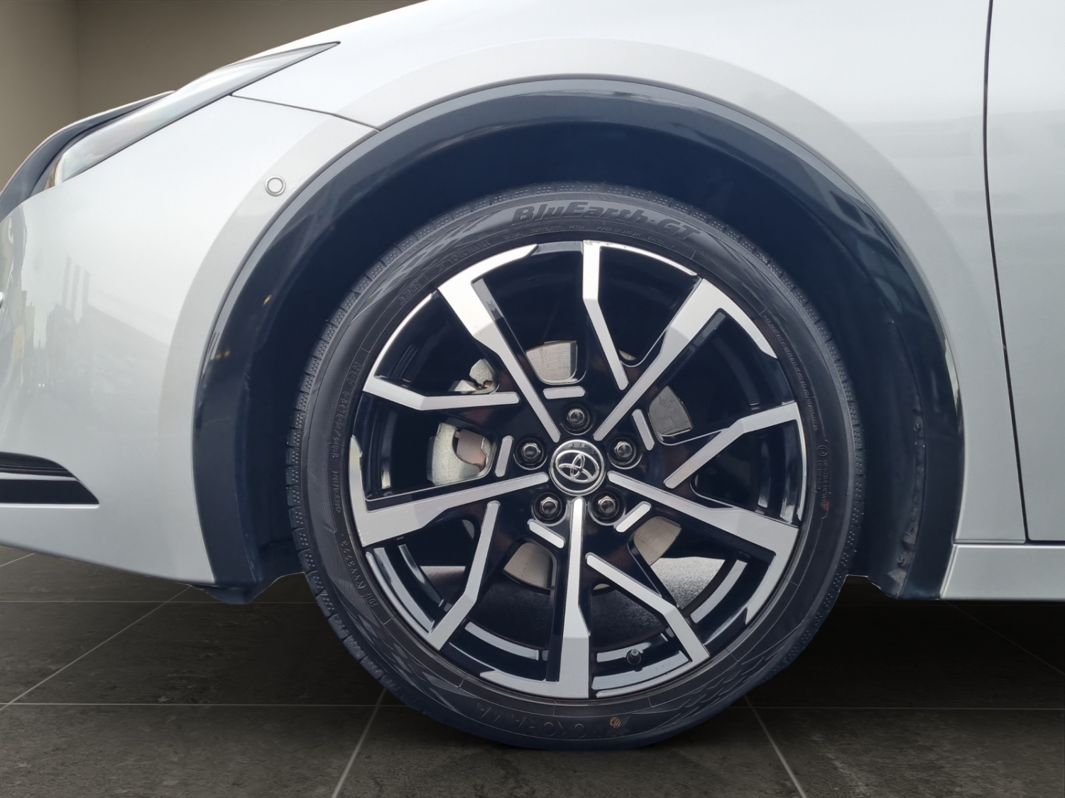 TOYOTA Prius 2.0 Plug-In-Hybrid Premium-image-20