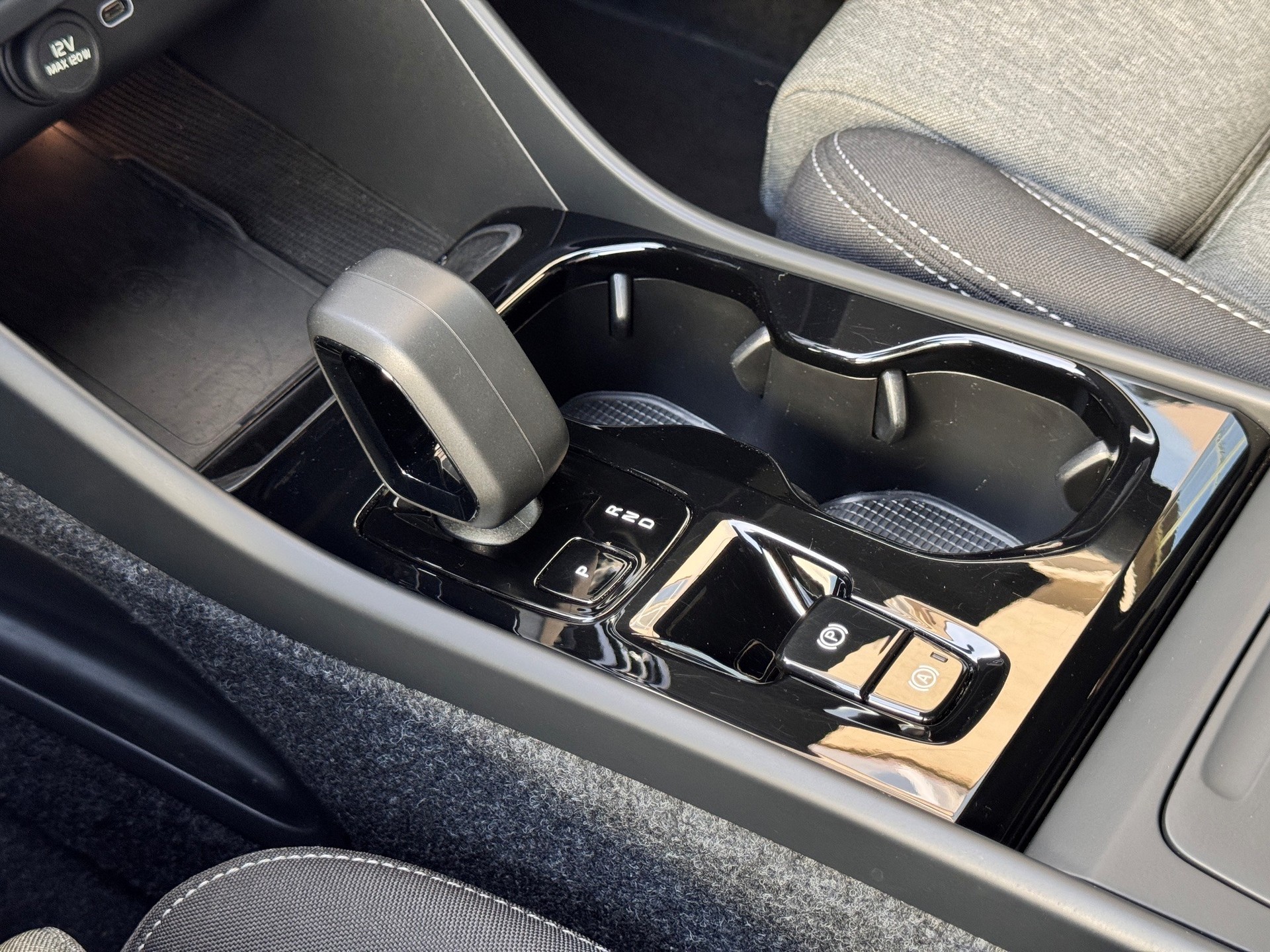 VOLVO XC40 2.0 B3 MH Plus Dark-image-18