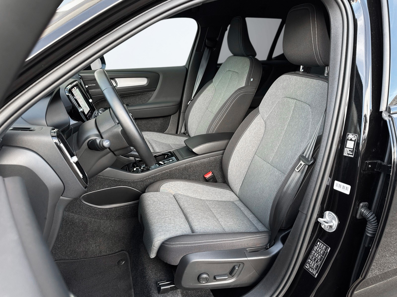 VOLVO XC40 2.0 B3 MH Plus Dark-image-8