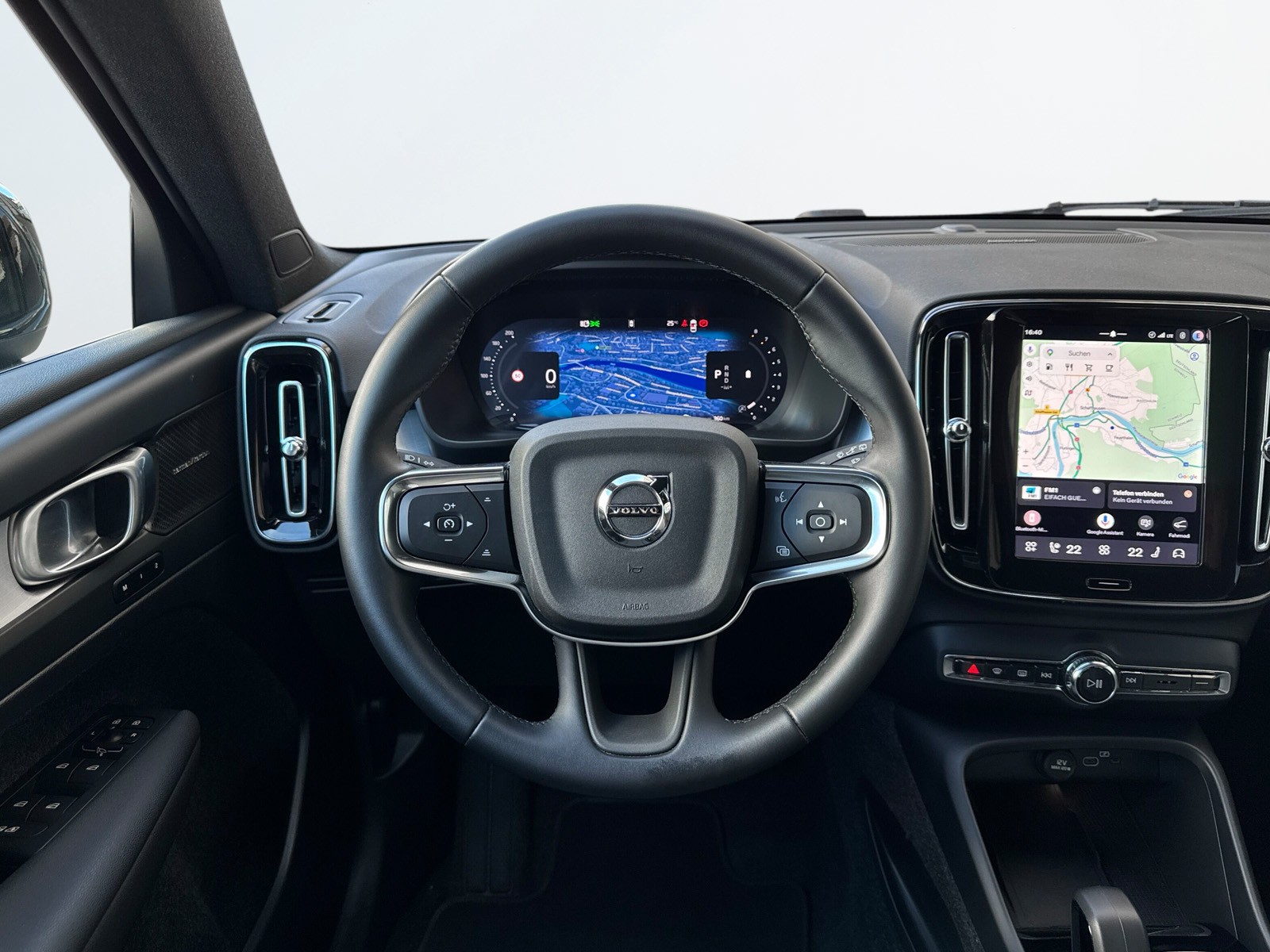 VOLVO XC40 2.0 B3 MH Plus Dark-image-14