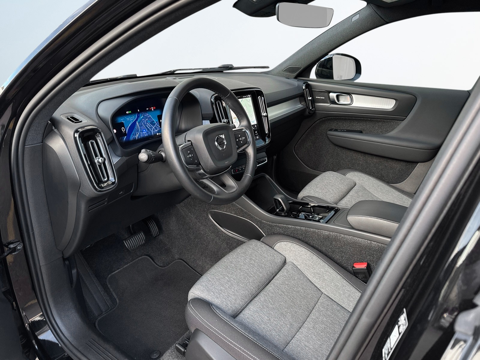 VOLVO XC40 2.0 B3 MH Plus Dark-image-7