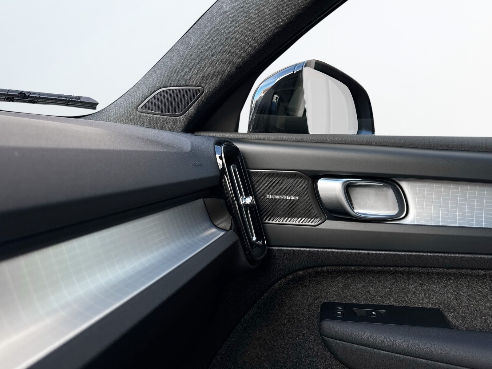 VOLVO XC40 2.0 B3 MH Plus Dark-image-17