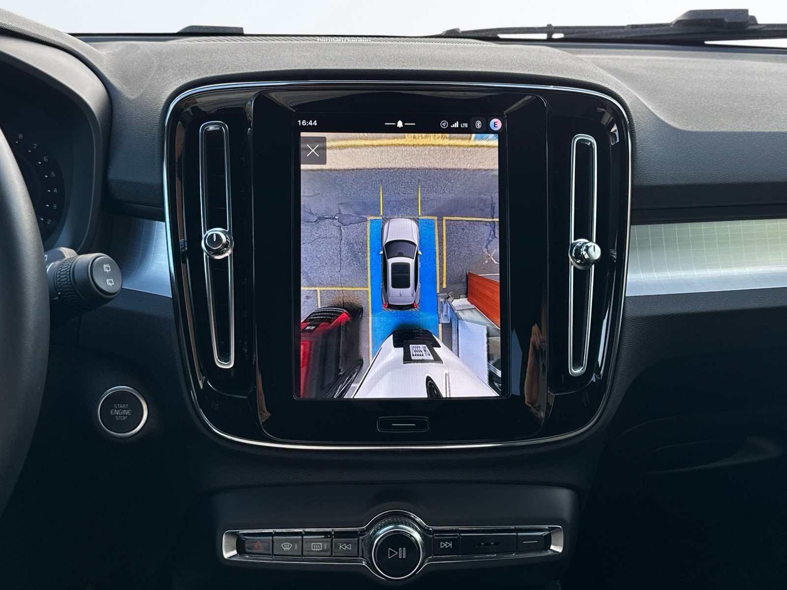 VOLVO XC40 2.0 B3 MH Plus Dark-image-15