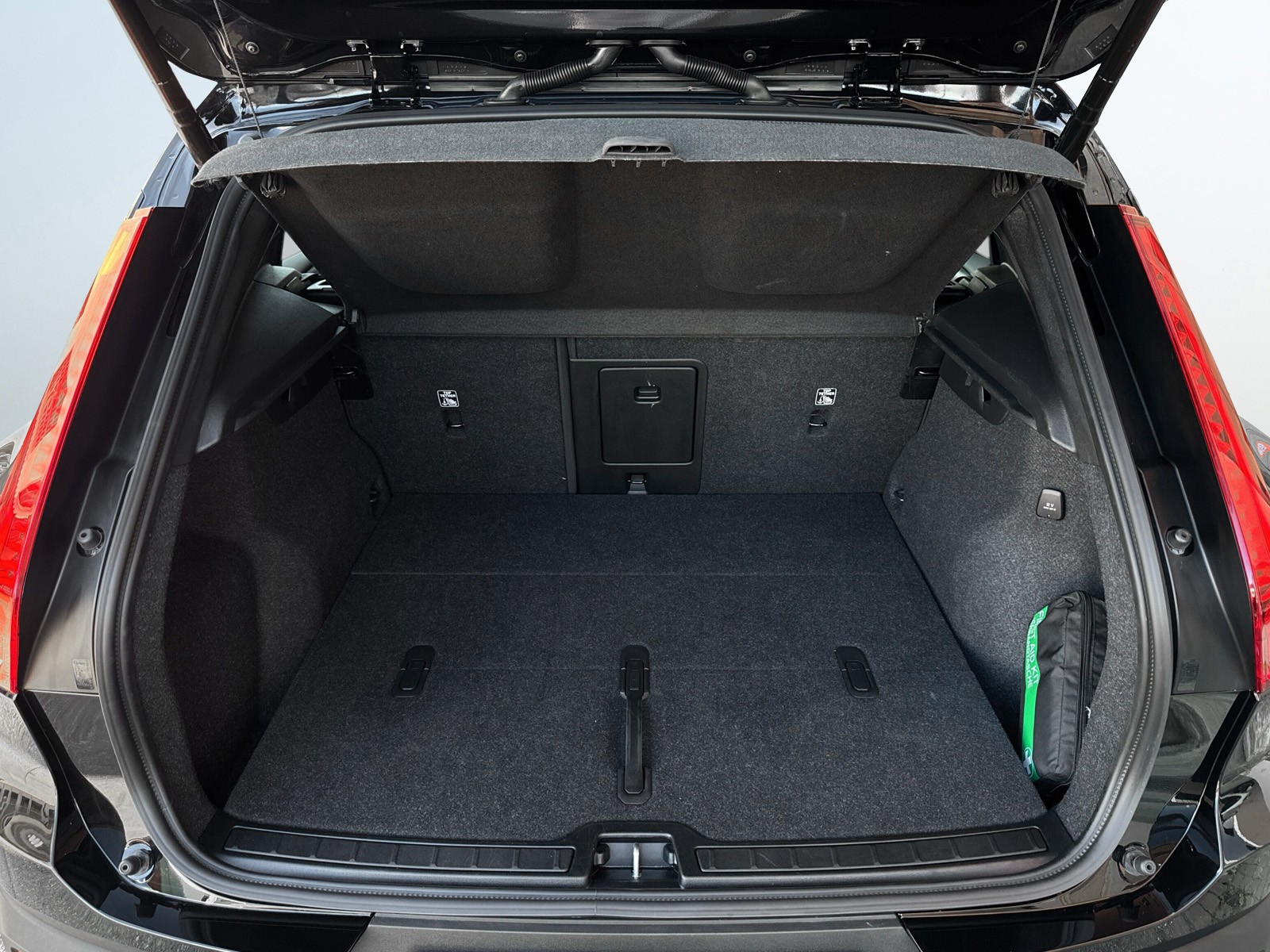 VOLVO XC40 2.0 B3 MH Plus Dark-image-12