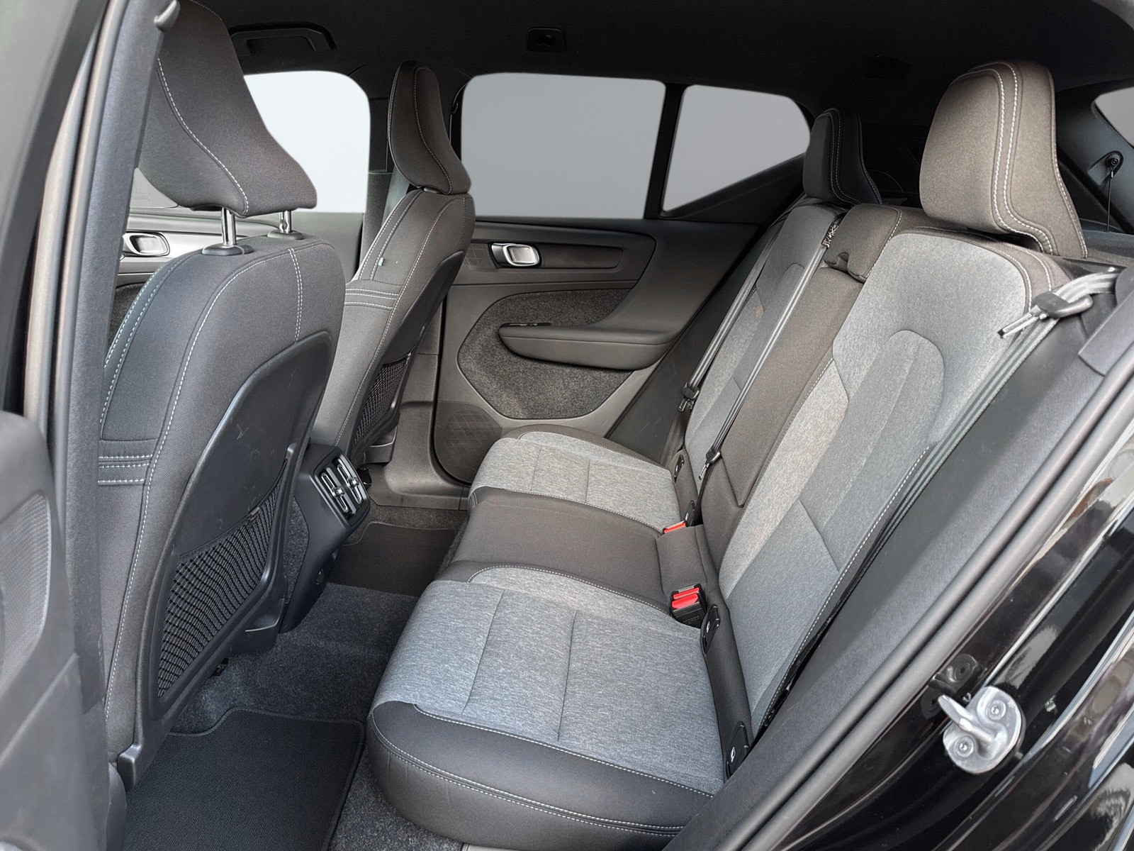VOLVO XC40 2.0 B3 MH Plus Dark-image-11