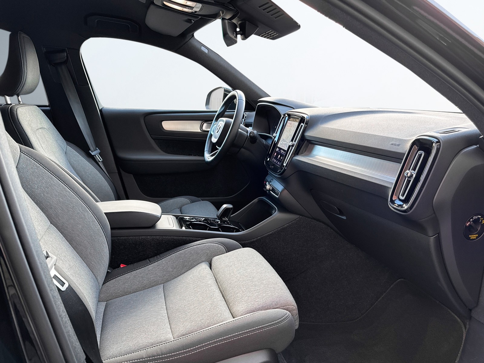VOLVO XC40 2.0 B3 MH Plus Dark-image-9