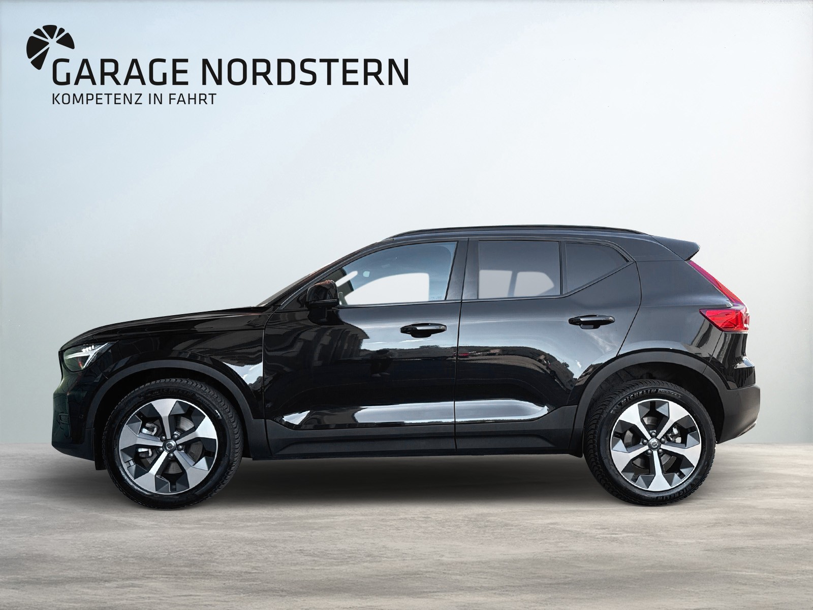 VOLVO XC40 2.0 B3 MH Plus Dark-image-1