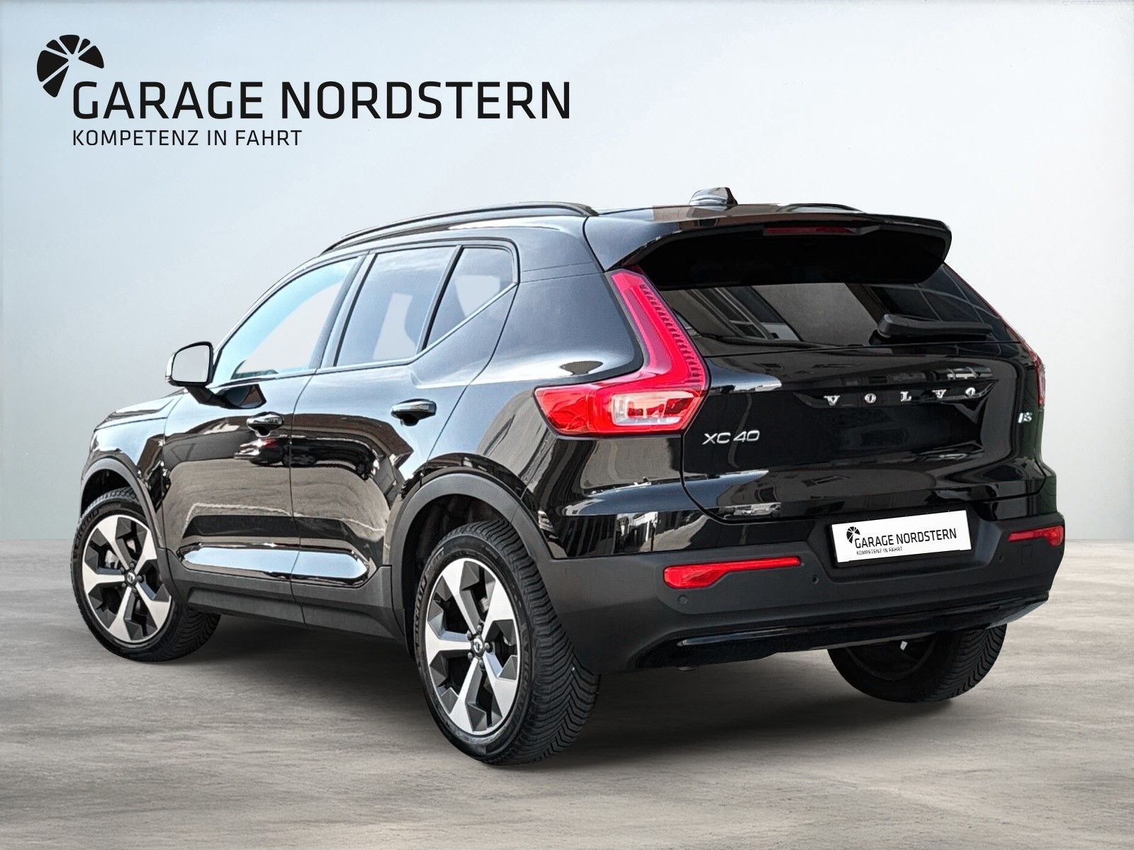 VOLVO XC40 2.0 B3 MH Plus Dark-image-2