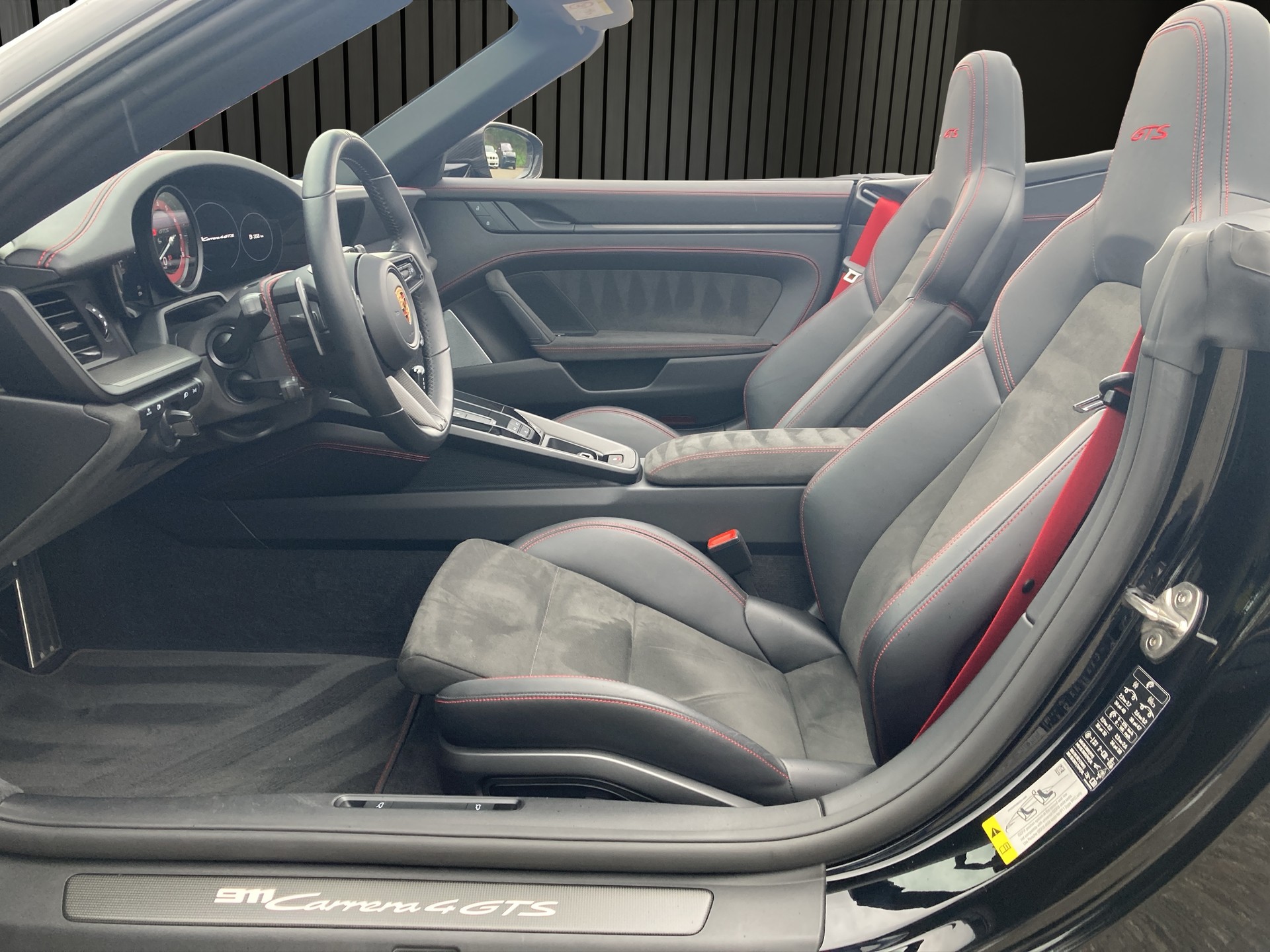 PORSCHE 911 Carrera 4 GTS Cabriolet-image-10