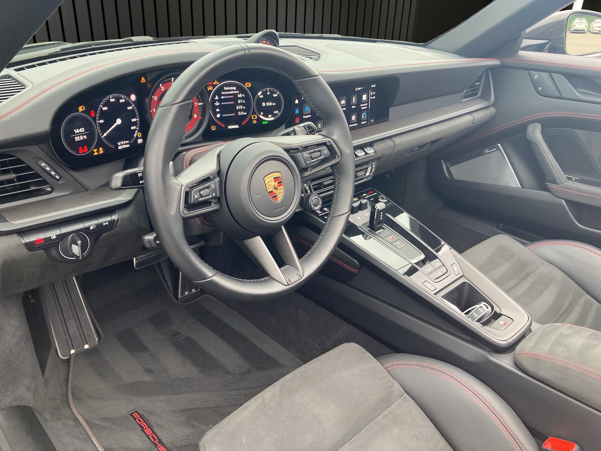 PORSCHE 911 Carrera 4 GTS Cabriolet-image-11