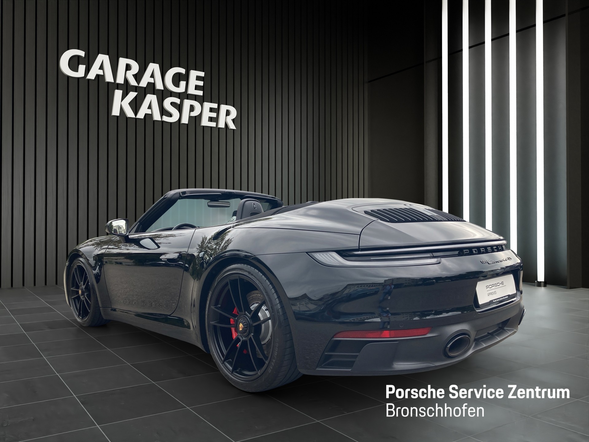 PORSCHE 911 Carrera 4 GTS Cabriolet-image-2