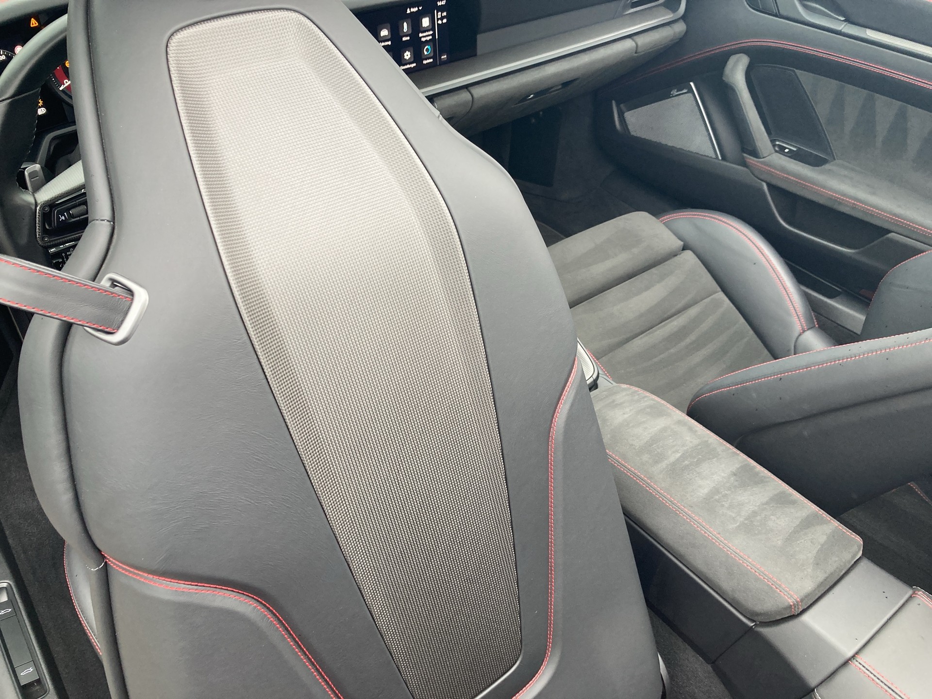 PORSCHE 911 Carrera 4 GTS Cabriolet-image-25