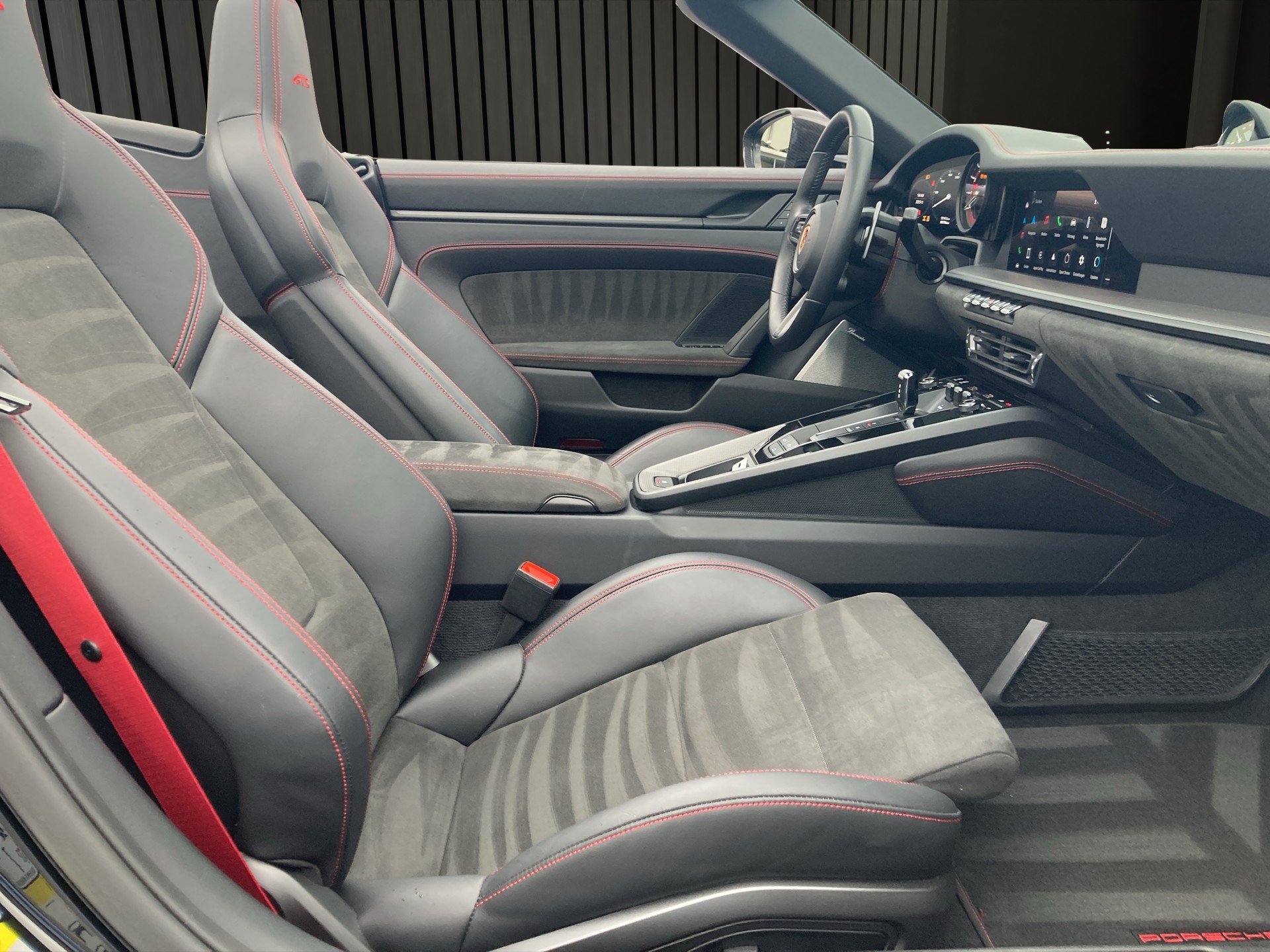 PORSCHE 911 Carrera 4 GTS Cabriolet-image-17