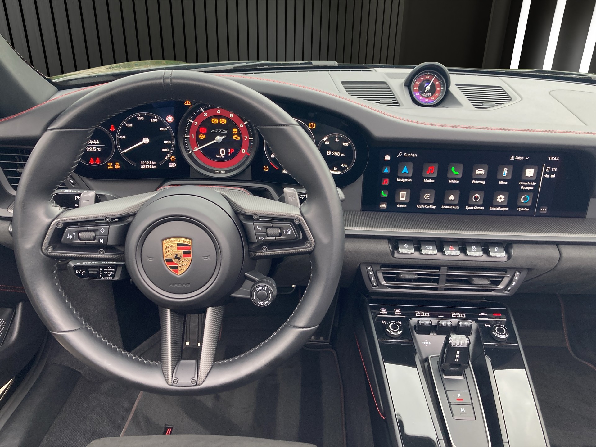 PORSCHE 911 Carrera 4 GTS Cabriolet-image-14
