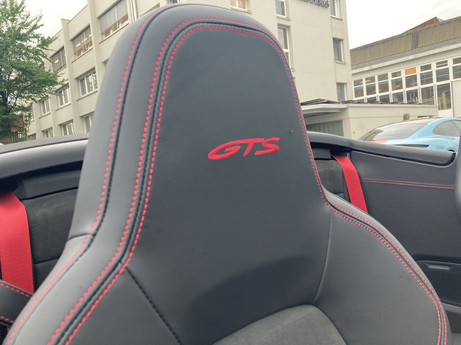 PORSCHE 911 Carrera 4 GTS Cabriolet-image-18