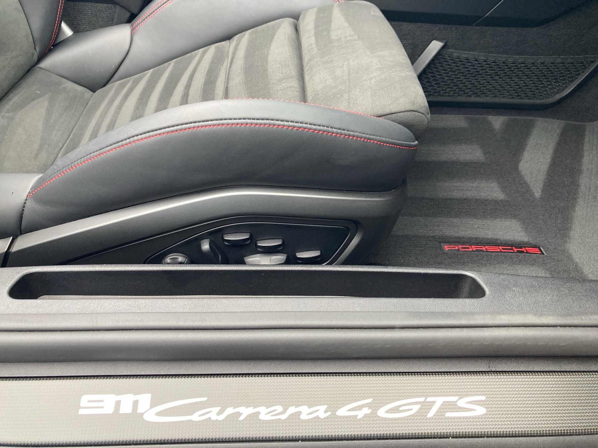 PORSCHE 911 Carrera 4 GTS Cabriolet-image-20