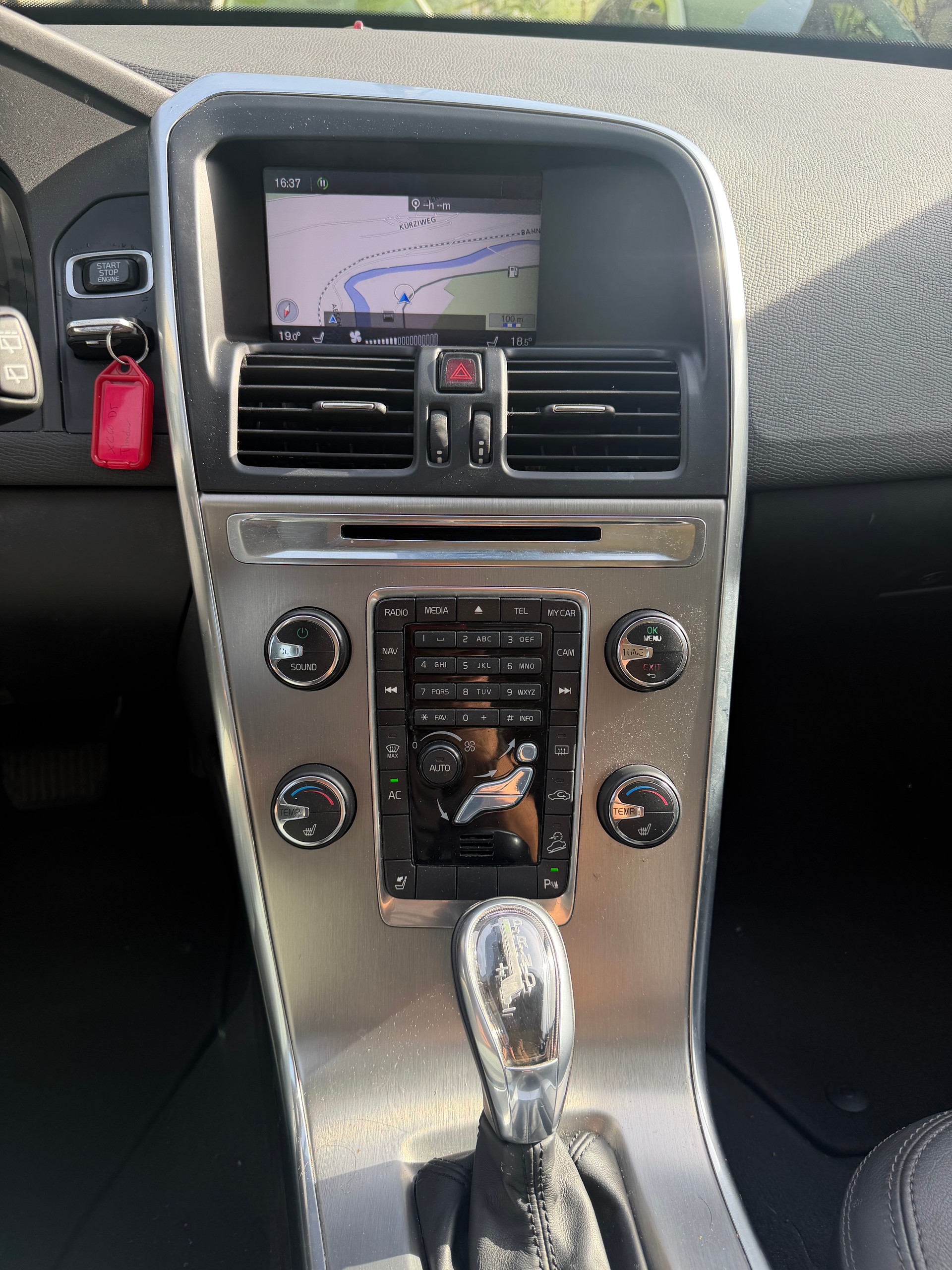 VOLVO XC60 D5 AWD Kinetic Geartronic-image-6