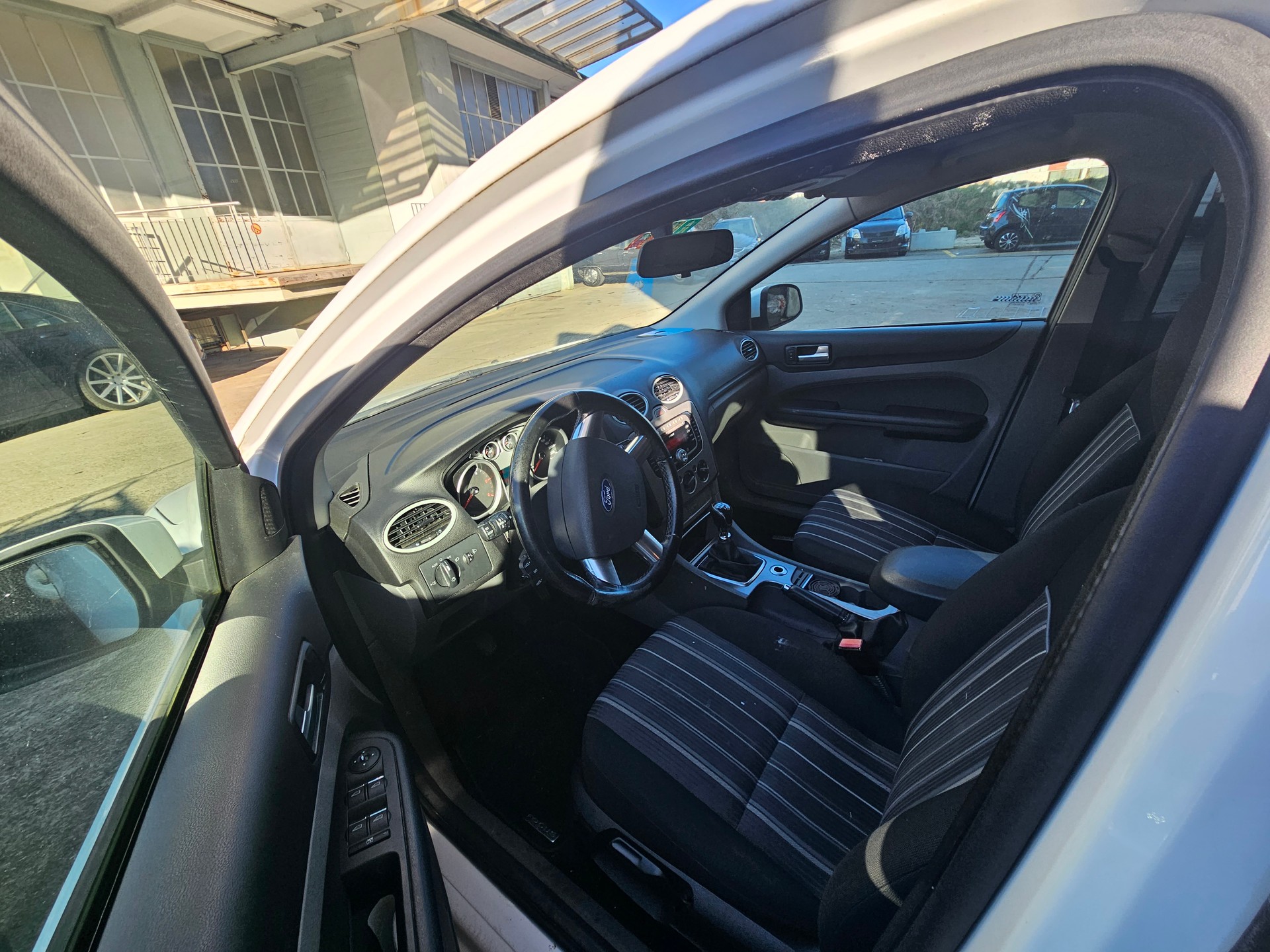 FORD Focus 2.0 TDCi Titanium-image-6