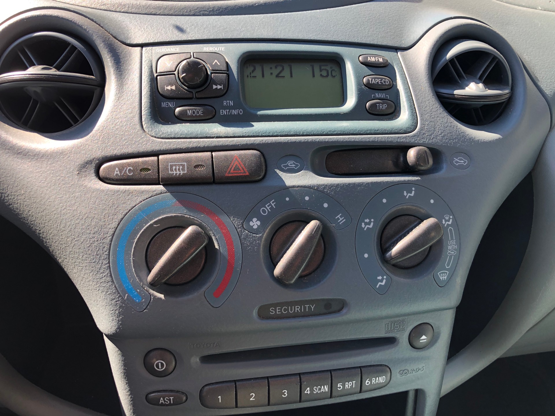 TOYOTA Yaris 1.3 Linea Sol-image-14