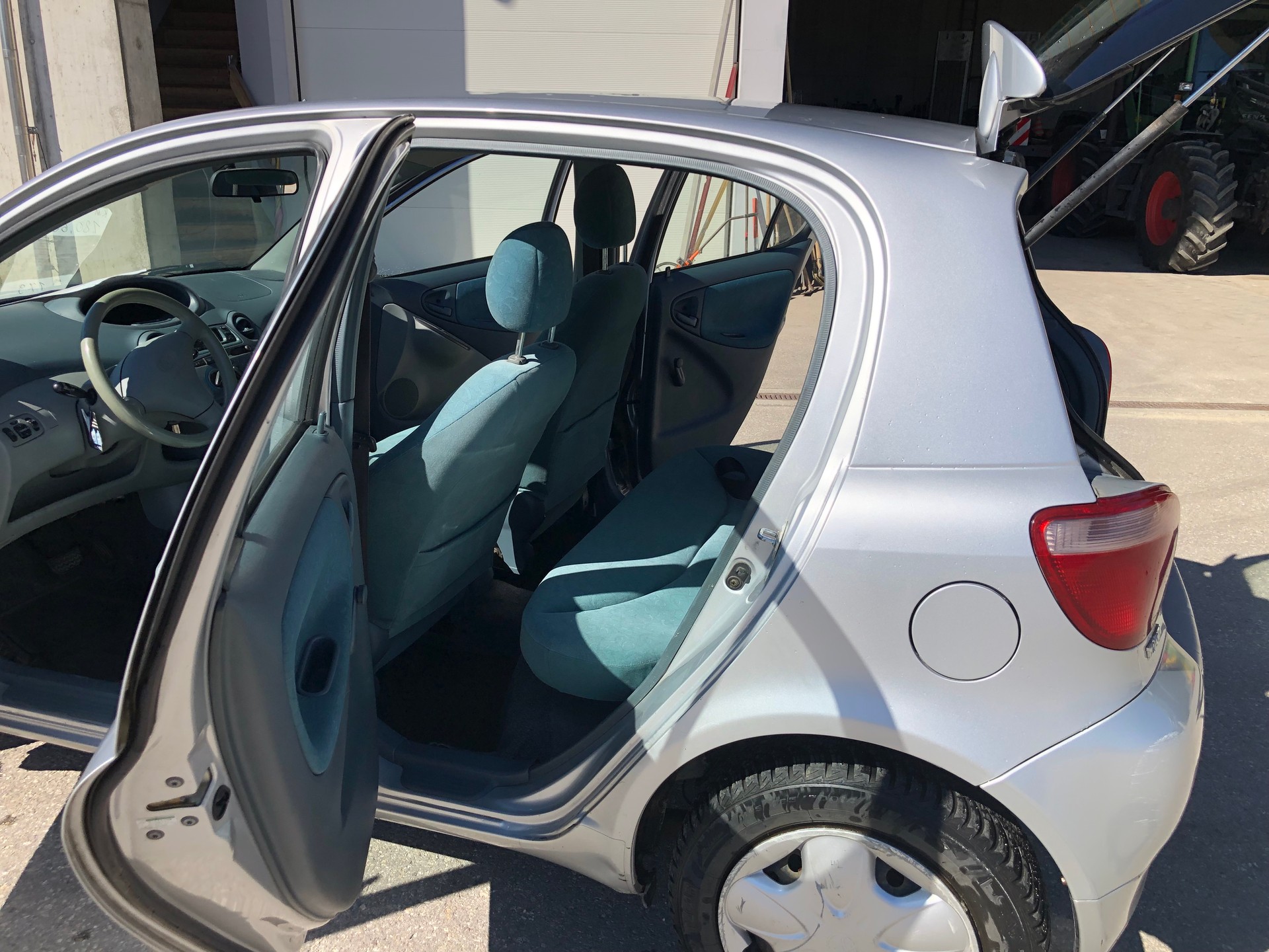 TOYOTA Yaris 1.3 Linea Sol-image-9