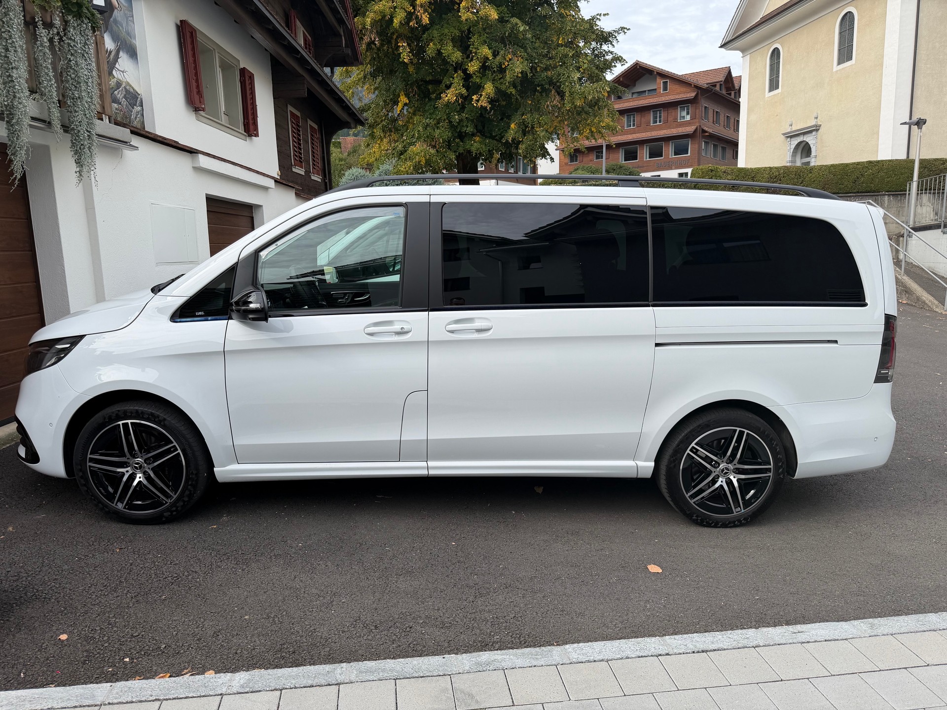 MERCEDES-BENZ V 300 d Swiss Ed. lang 4matic-image-1