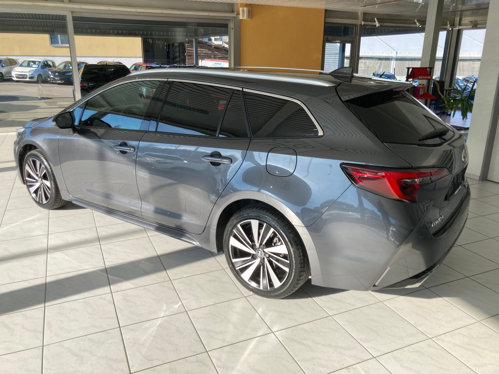 TOYOTA Corolla Touring Sports 1.8 HSD Trend e-CVT-image-3