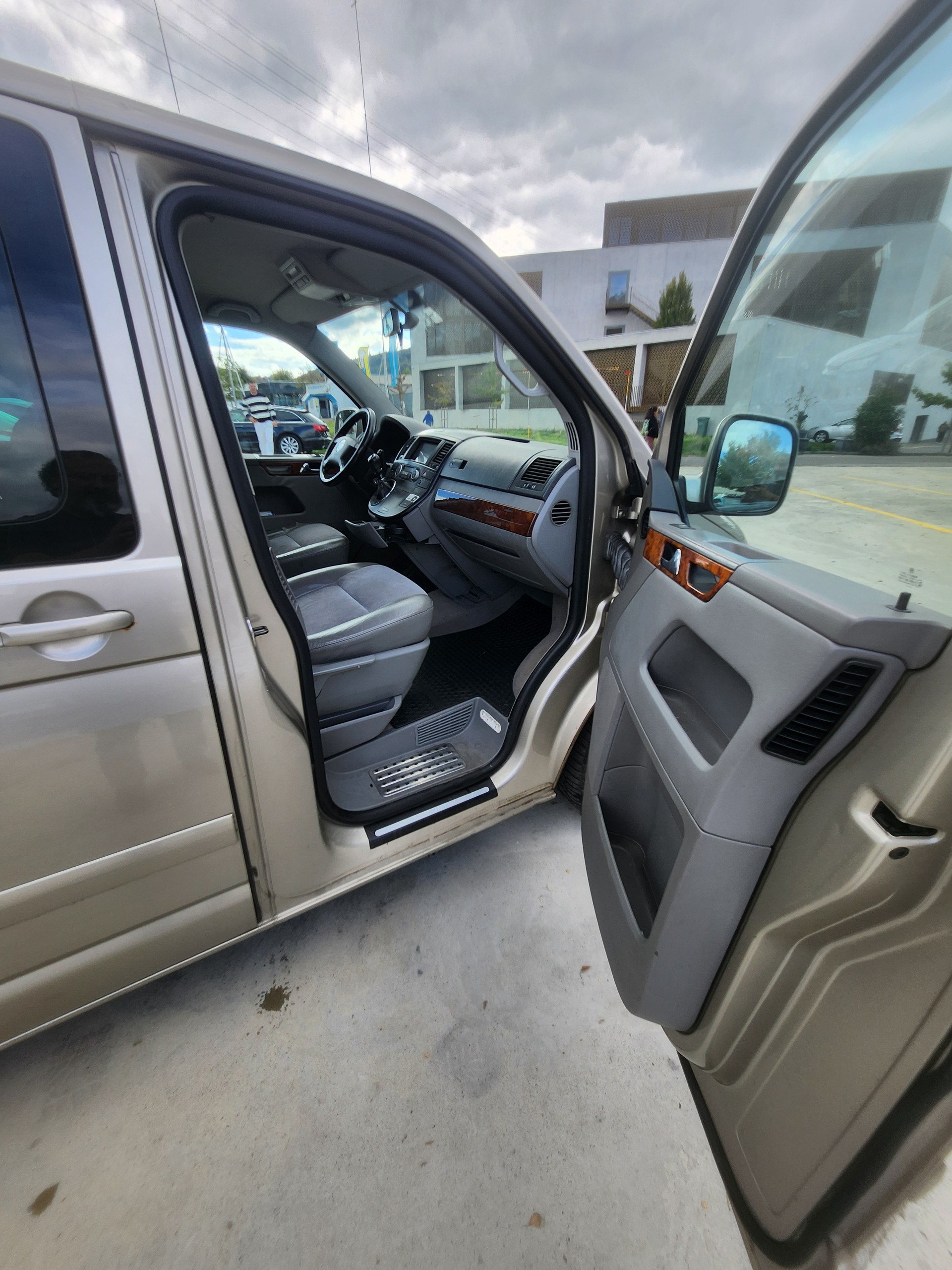 VW T5 Multivan Highline 2.5 TDI-image-13