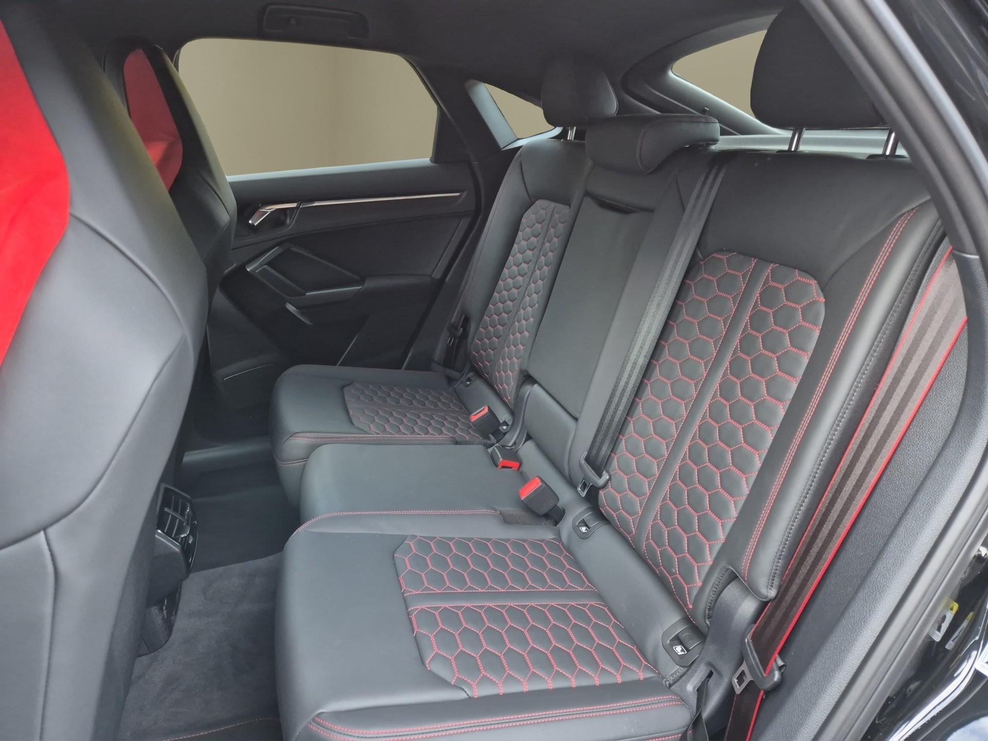 AUDI RS Q3 Sportback quattro S tronic-image-13