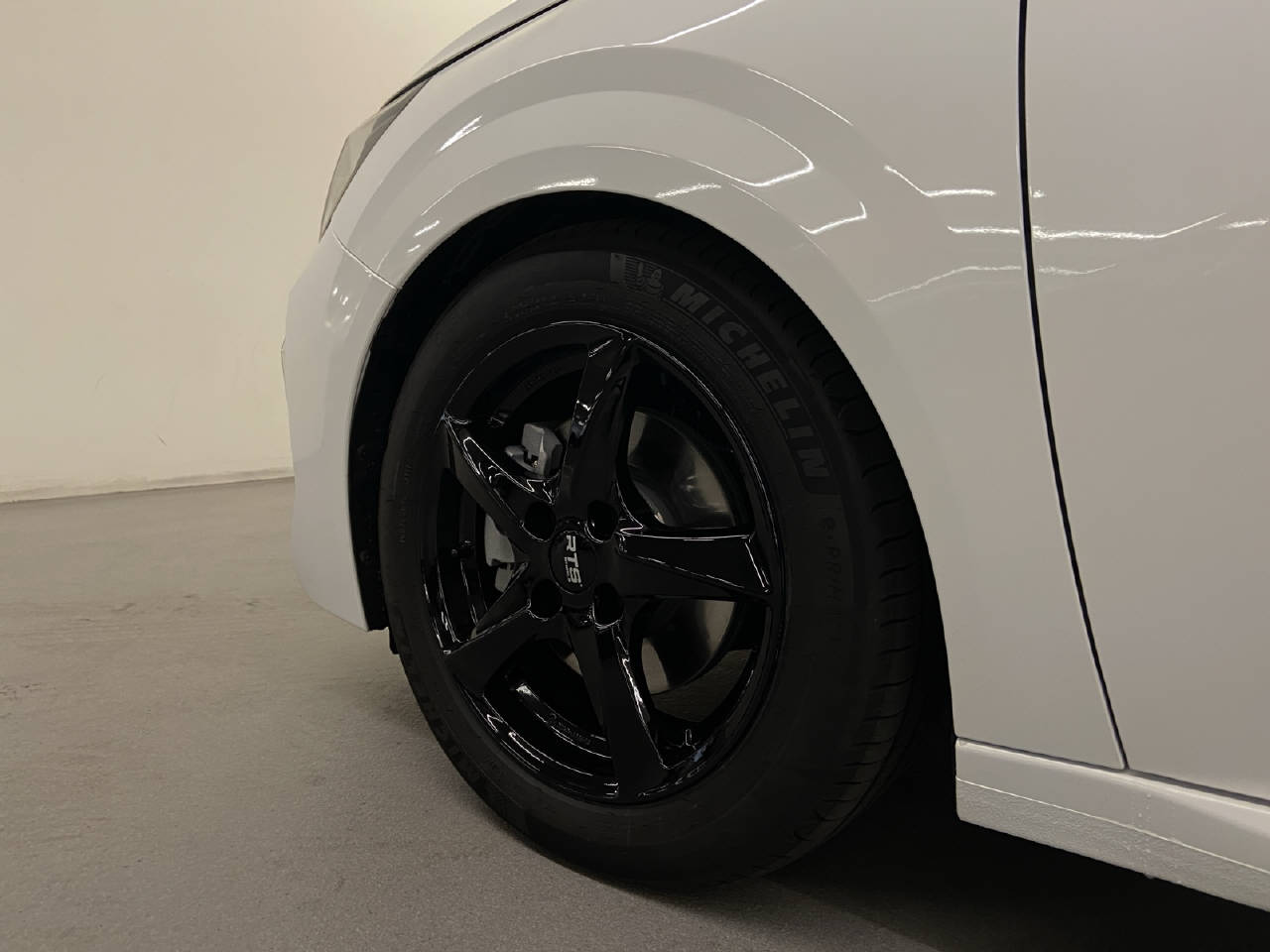 PEUGEOT 208 1.2 Hybrid GT - Sport Style-image-4