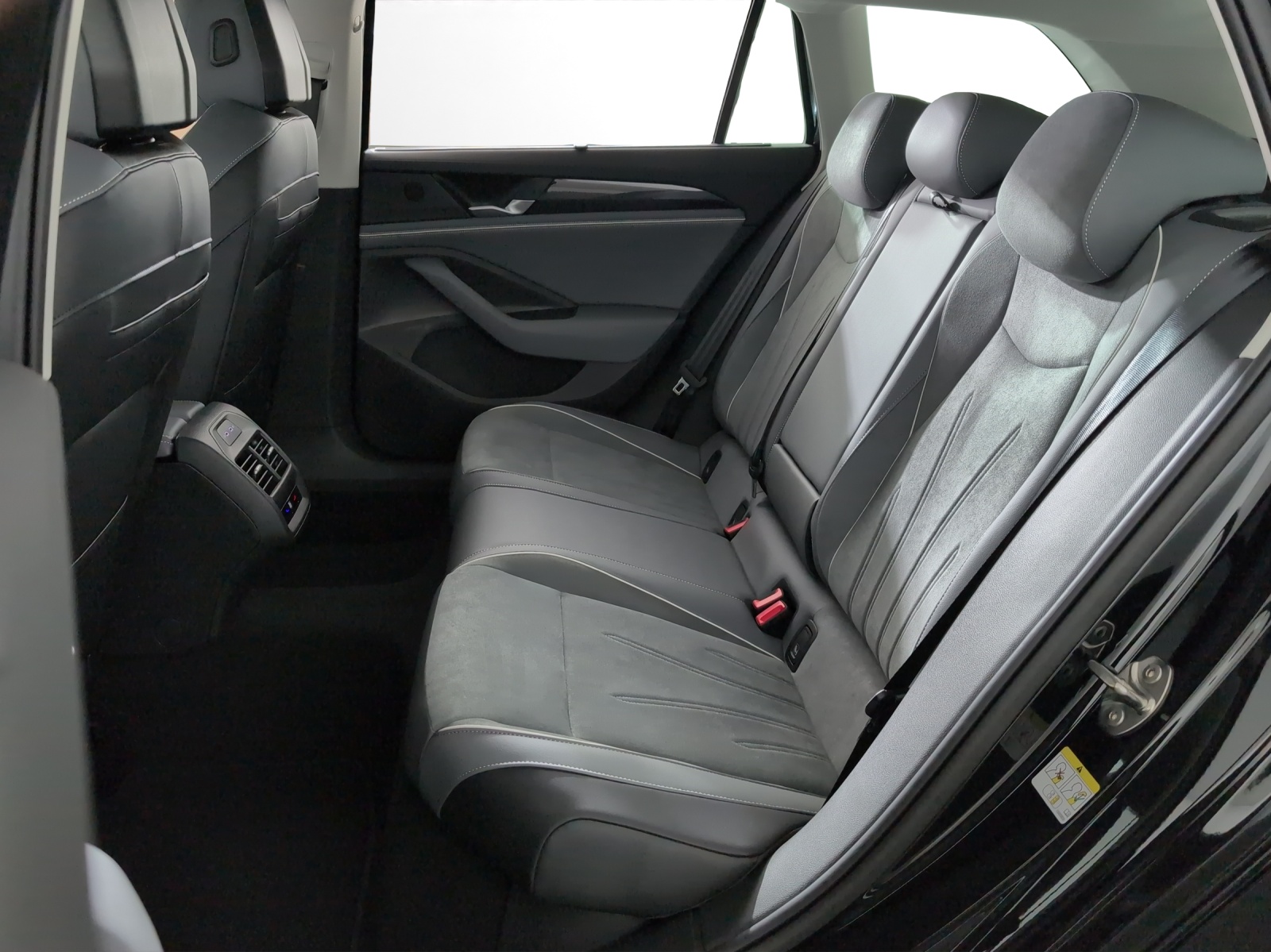 VW Passat Variant 1.5 TSI evo2 Plug-In- Hybrid Business DSG-image-7