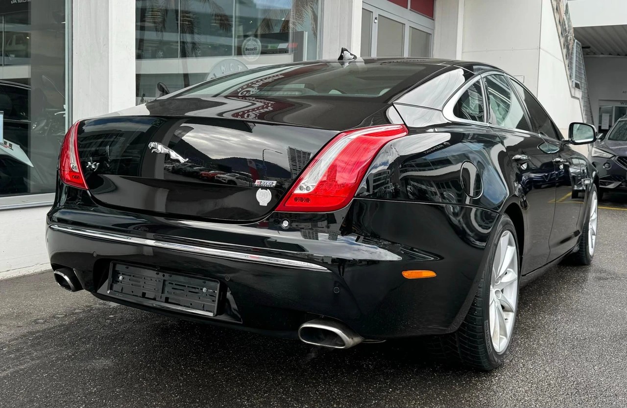 JAGUAR XJ 3.0 V6 S/C Premium Luxury Automatic AWD-image-4