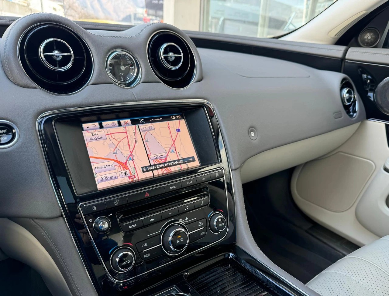 JAGUAR XJ 3.0 V6 S/C Premium Luxury Automatic AWD-image-14