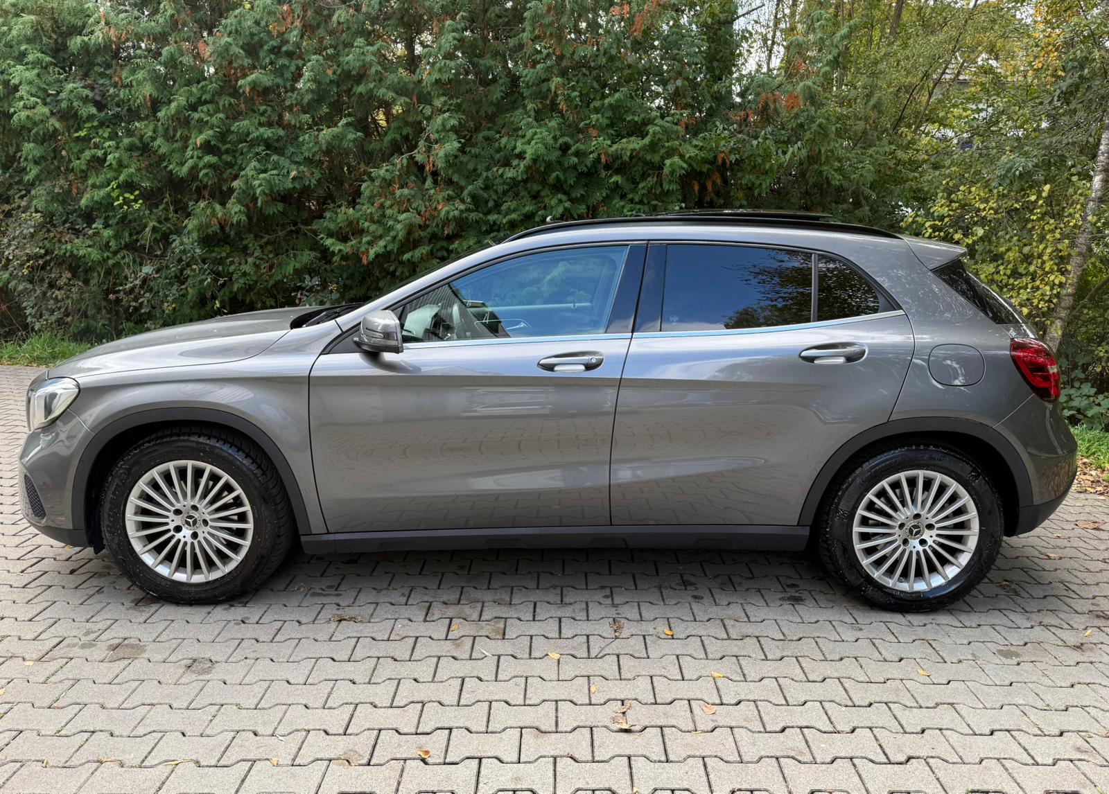 MERCEDES-BENZ GLA 200 d Swiss Star Edition Style 4Matic 7G-DCT-image-1