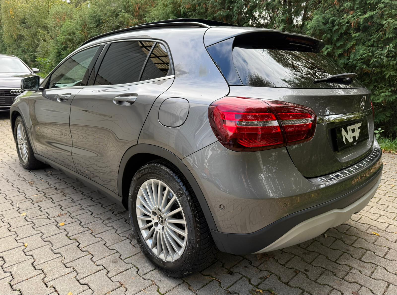 MERCEDES-BENZ GLA 200 d Swiss Star Edition Style 4Matic 7G-DCT-image-2