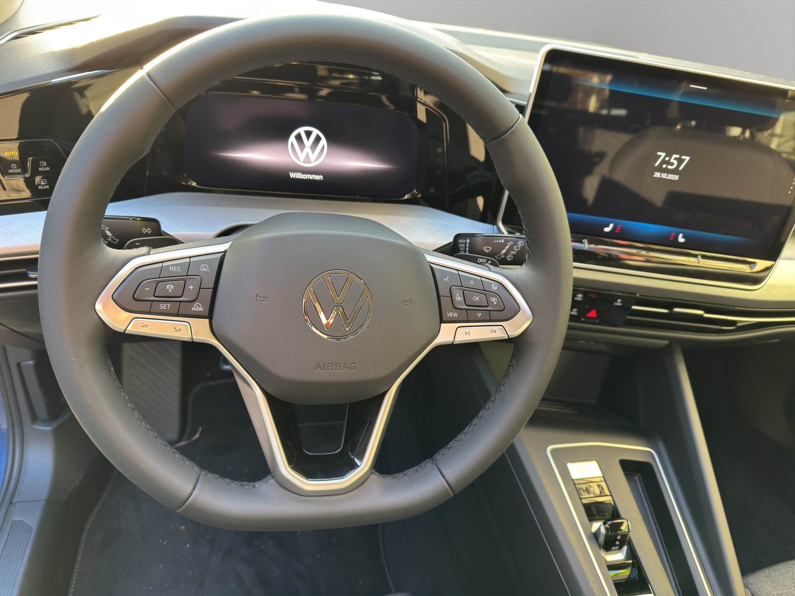 VW Golf Variant 1.5 eTSI mHEV Life DSG-image-6