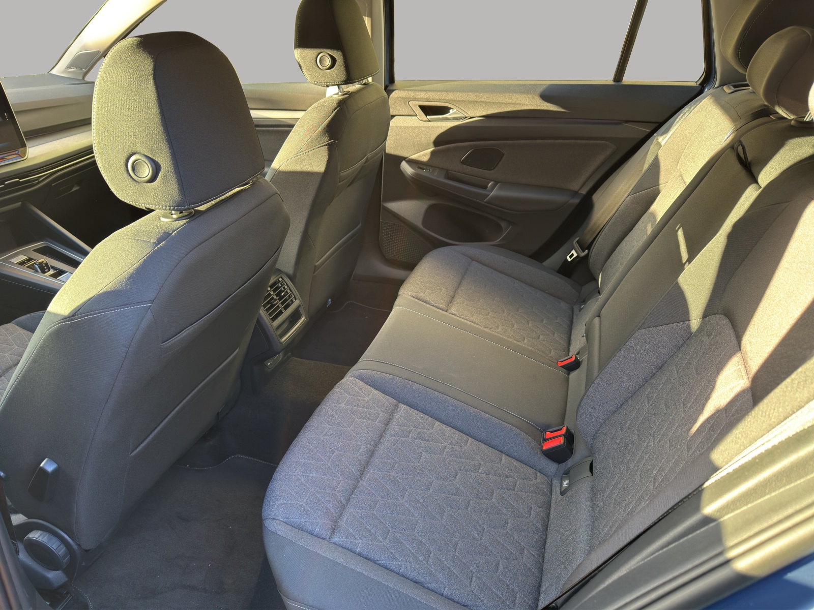 VW Golf Variant 1.5 eTSI mHEV Life DSG-image-9