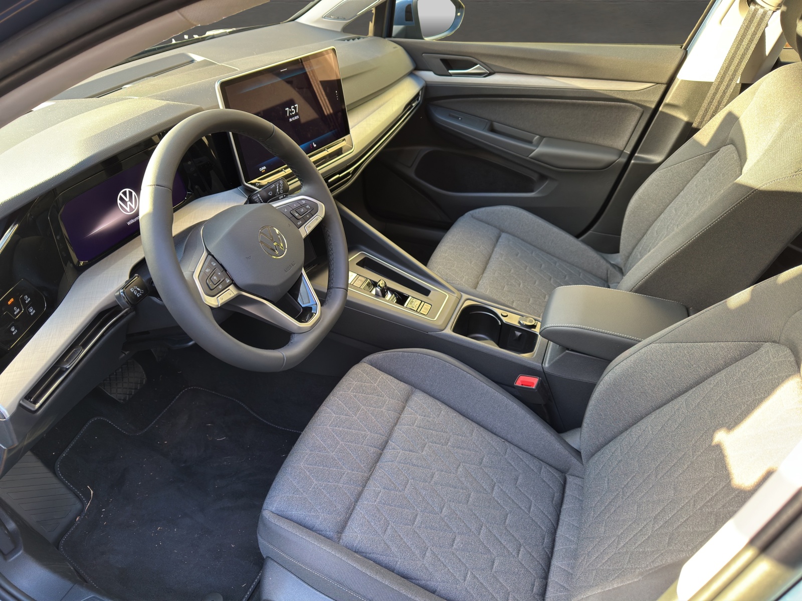 VW Golf Variant 1.5 eTSI mHEV Life DSG-image-5