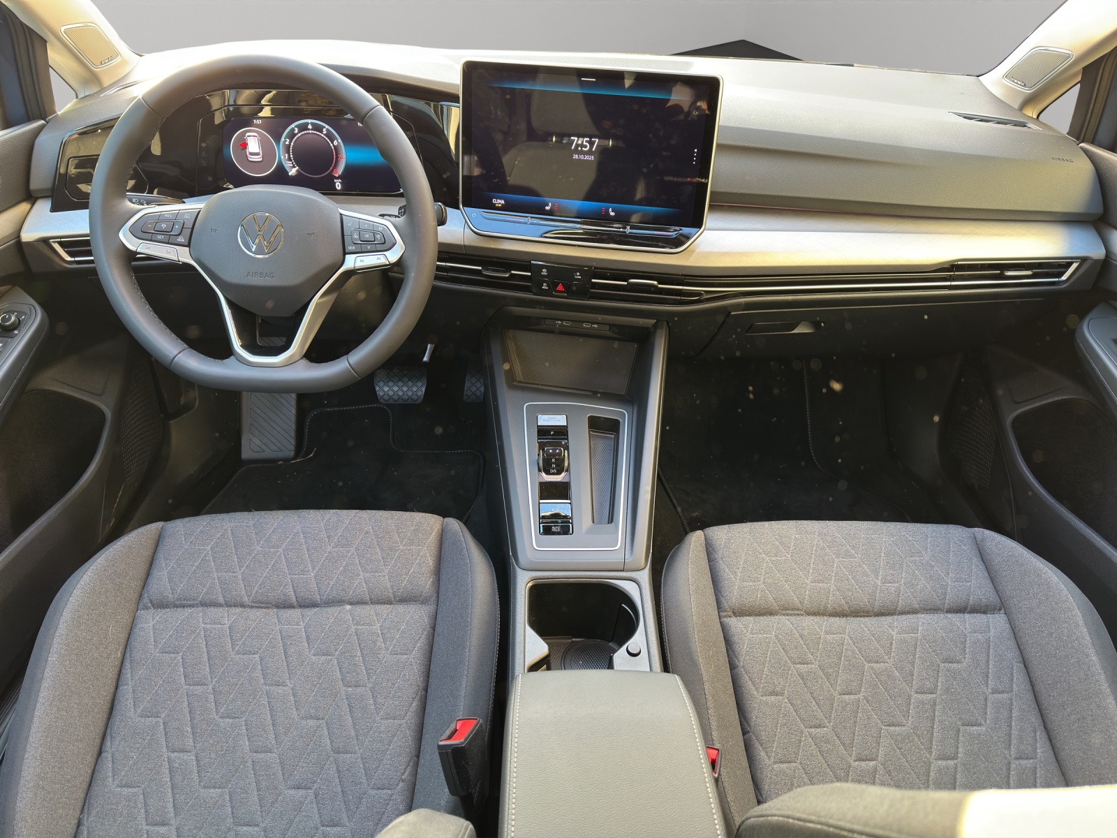 VW Golf Variant 1.5 eTSI mHEV Life DSG-image-7