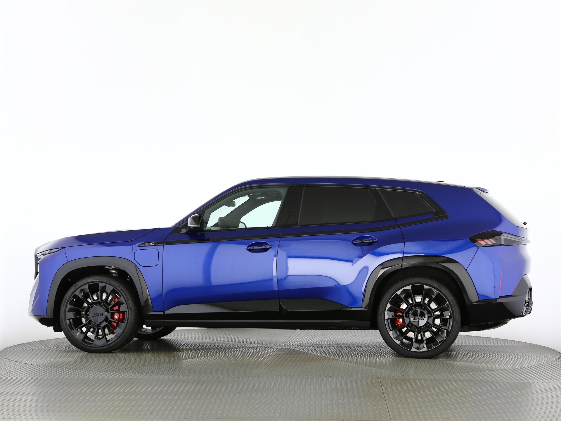 BMW XM 50e Plug-in Hybrid-image-12