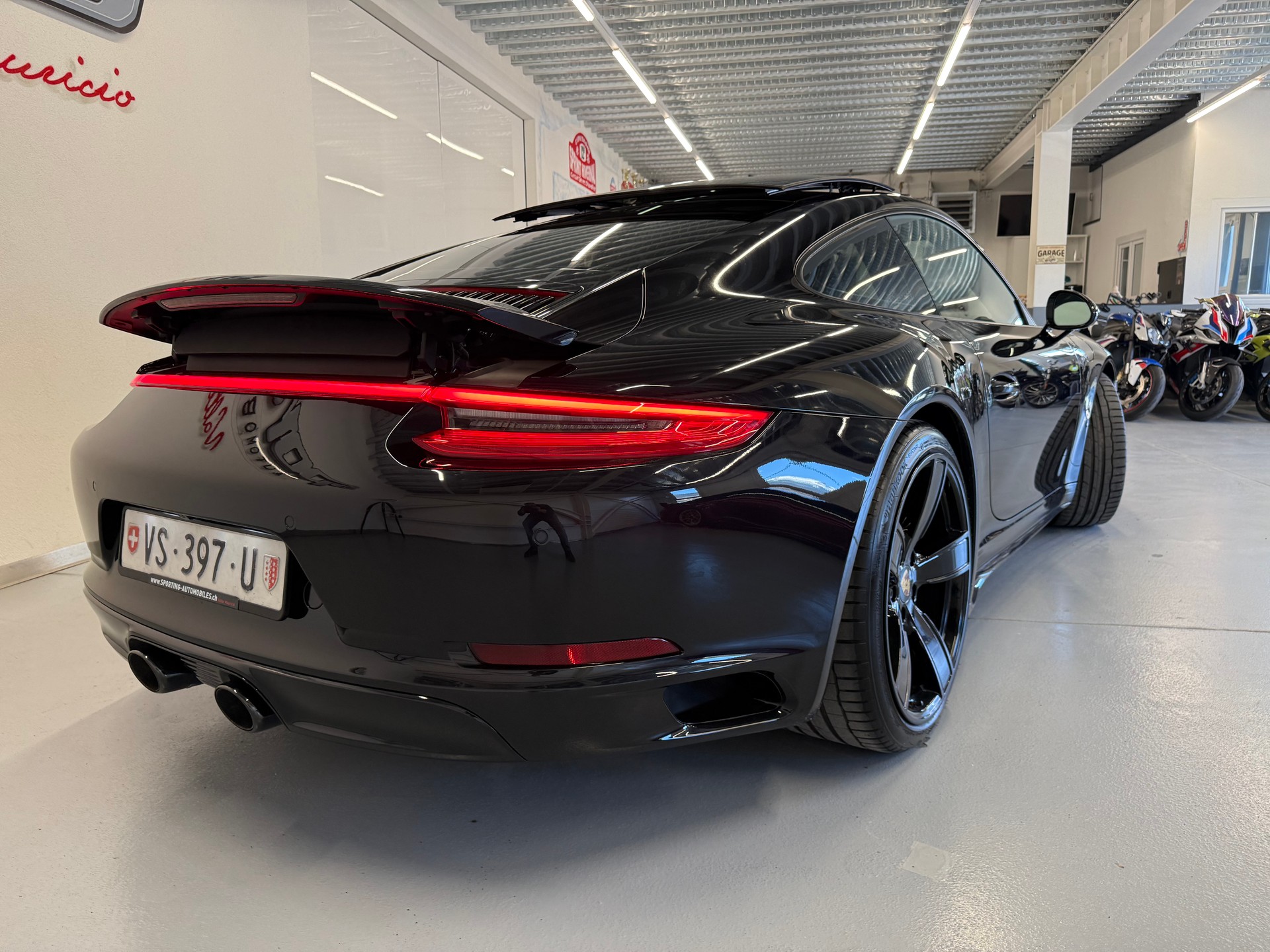 PORSCHE 911 Carrera 4S PDK fulls black modèle 2017 CH Auto-image-9