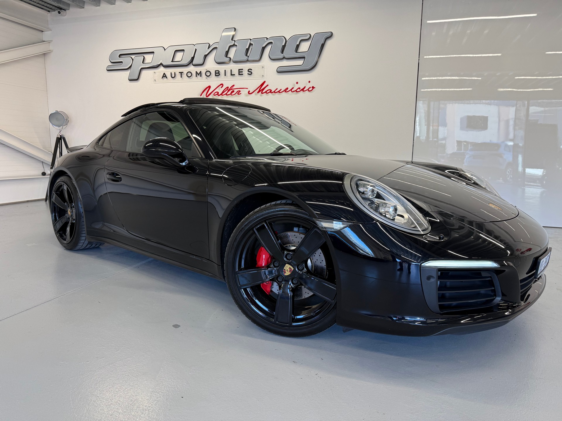 PORSCHE 911 Carrera 4S PDK fulls black modèle 2017 CH Auto-image-0