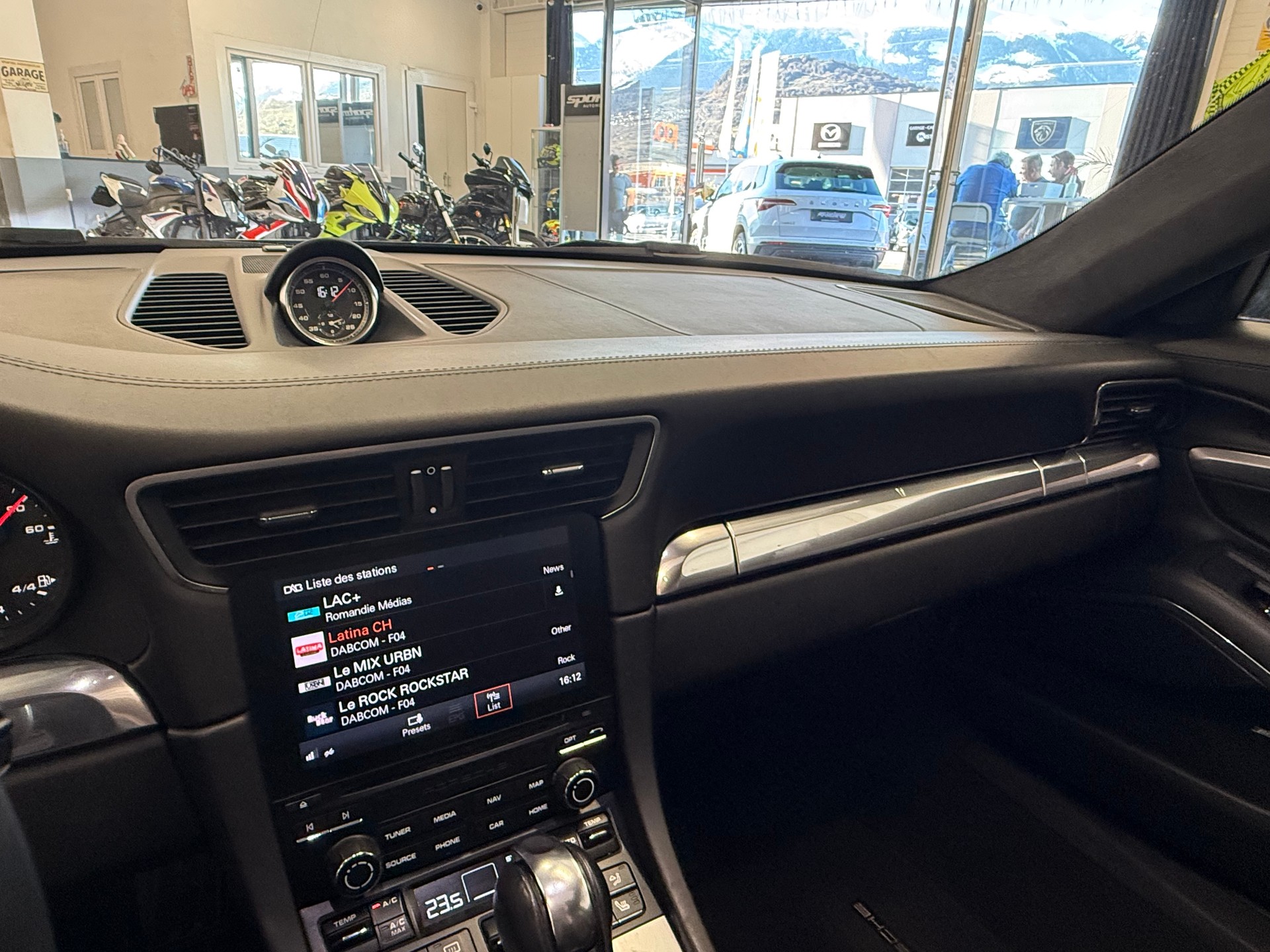 PORSCHE 911 Carrera 4S PDK fulls black modèle 2017 CH Auto-image-24