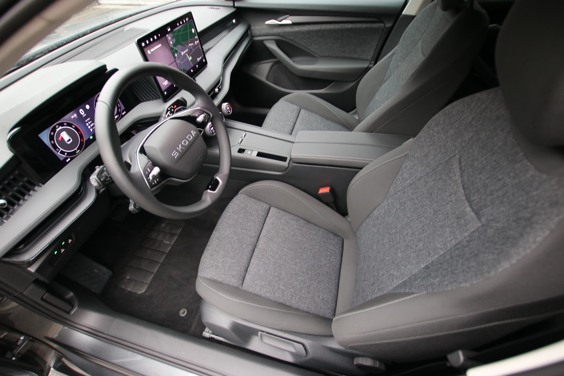 SKODA Superb Combi 1.5 eTSI Selection DSG *Werksgarantie bis 02.2030*-image-11