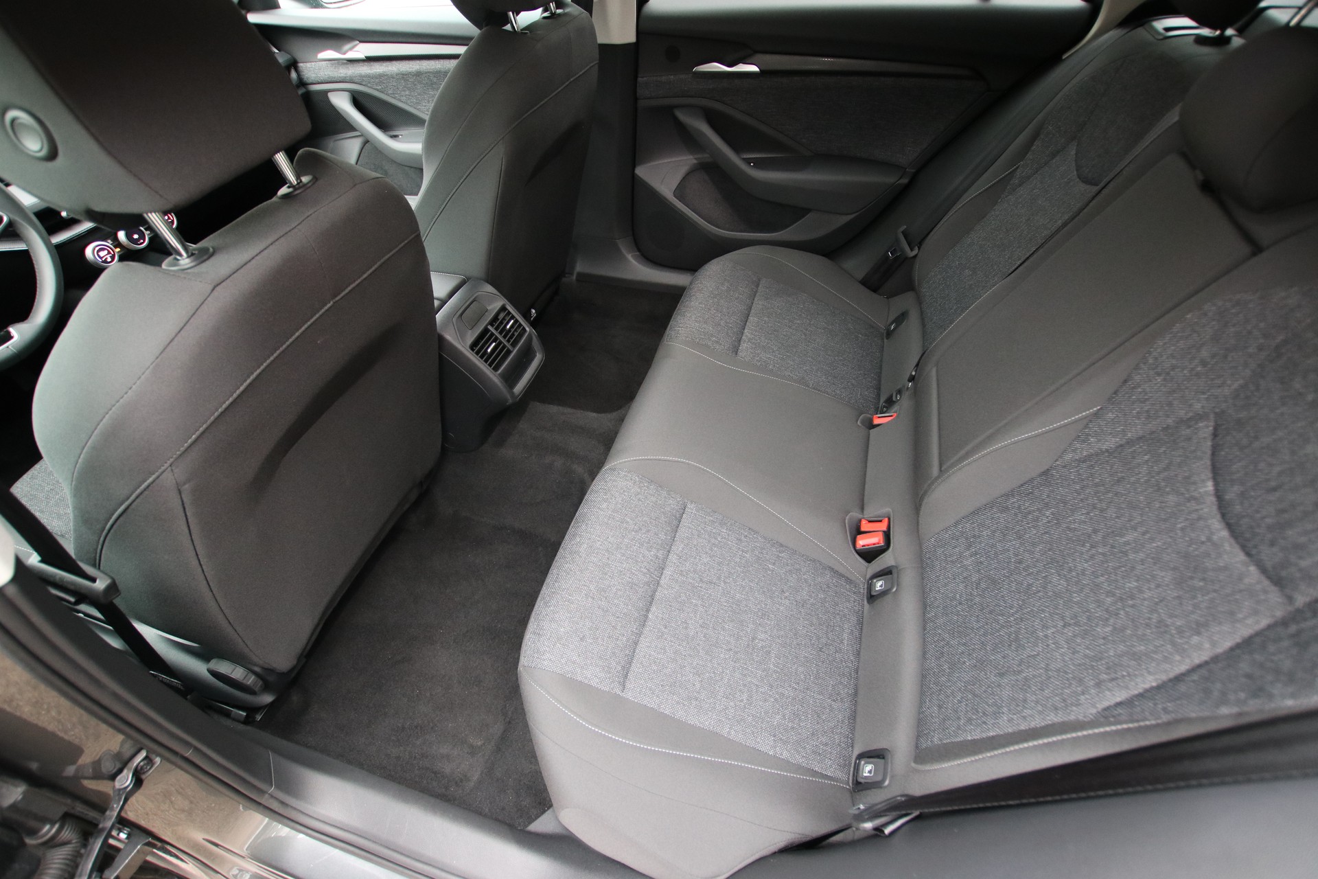 SKODA Superb Combi 1.5 eTSI Selection DSG *Werksgarantie bis 02.2030*-image-13