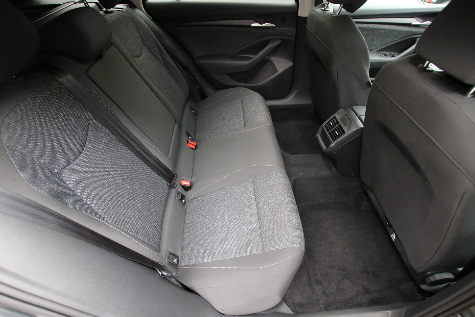 SKODA Superb Combi 1.5 eTSI Selection DSG *Werksgarantie bis 02.2030*-image-14