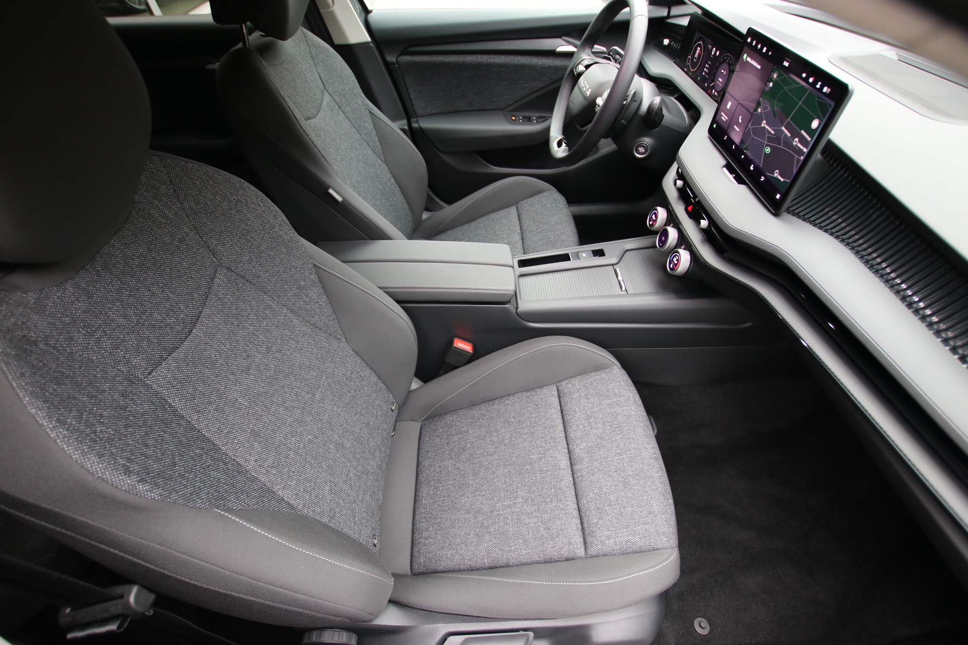 SKODA Superb Combi 1.5 eTSI Selection DSG *Werksgarantie bis 02.2030*-image-12